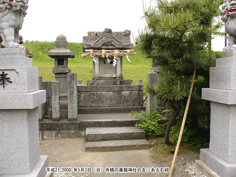 社殿の左にある石祠