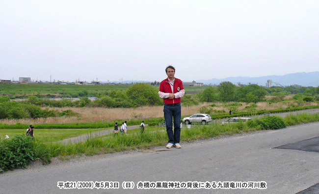 �Гa�̔w��ɂ���㓪����̉͐�~