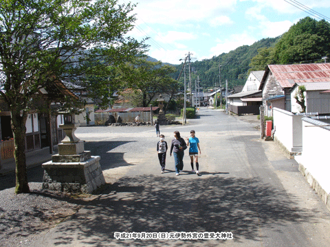 ���ԏ�ɎԂ��~�߁A�Гa�Ɍ������Ƃ���