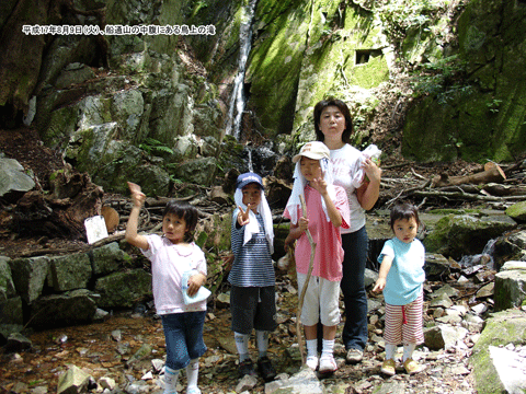 �D�ʎR�̒����ɂ��钹��̑�