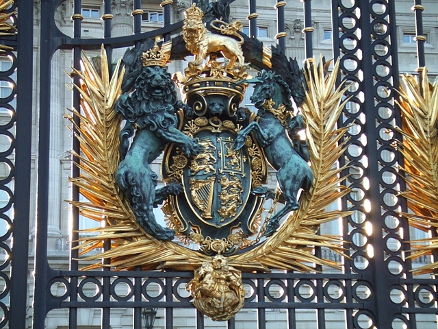 バッキンガム宮殿門扉の紋章