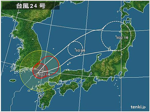 台風24号が日本海上で温帯低気圧に変わる