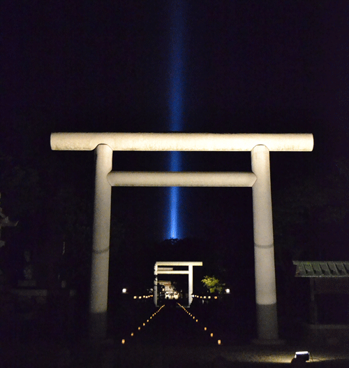 伊弉諾神宮から立ち上がる光の御柱